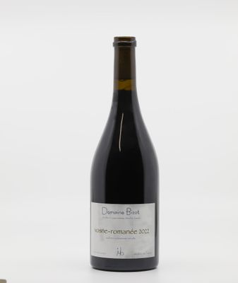 une bouteille de vin posée sur une table à côté d'une bouteille de vin