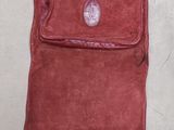 un sac à dos rouge posé par terre