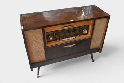 une vieille radio posée sur une table en bois