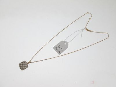 deux colliers avec des étiquettes attachées, posés sur une surface blanche