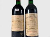 deux bouteilles de vin posées l'une à côté de l'autre sur une surface blanche