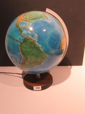 un petit globe bleu et vert posé sur un socle en bois