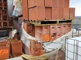 de nombreuses briques empilées les unes sur les autres