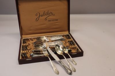 une boîte contenant de l'argenterie sur une table