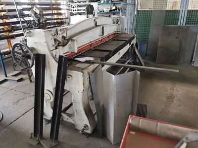 une machine qui se trouve à l'intérieur d'un bâtiment
