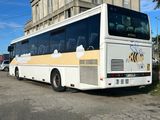 un bus garé sur le bord de la route
