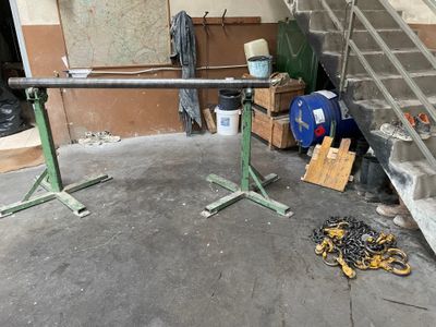 une photo d'une pièce où il y a beaucoup de bric-à-brac par terre