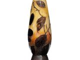 un vase orné d'un motif d'oiseau sur un fond blanc
