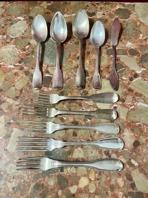 a lot of spoons and spoon spoons on a table