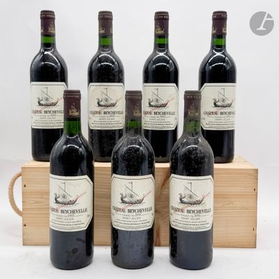 six bouteilles de vin rouge dans un coffret en bois sur fond blanc