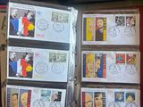 une personne tenant un dossier contenant des timbres