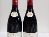 deux bouteilles de vin rouge posées l'une à côté de l'autre sur une table