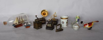 tout un tas de figurines miniatures posées sur une table