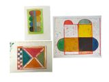 trois tableaux de formes et de tailles différentes sont exposés sur une surface blanche