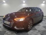 l'avant d'une Audi marron posée sur un sol à damier