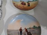 trois assiettes sur une table, sur lesquelles figurent des photos de personnes