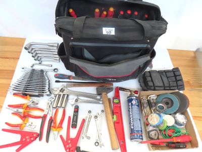 un sac d'outils posé sur une table