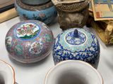 de nombreux vases et bols de toutes sortes sur la table