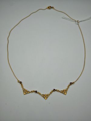 un collier en or orné d'un motif en forme de cœur