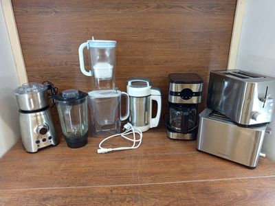 Lot de 8 Petits Appareils Électroménagers comprenant : 2 grilles-pain, - Photo 1