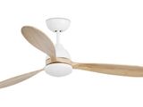 un gros plan d'un ventilateur de plafond muni d'une pale en bois