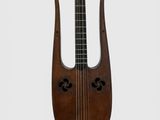 un vieil instrument en bois doté d'un long manche et d'un long manche