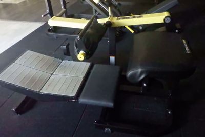une machine posée sur une table dans une salle de sport