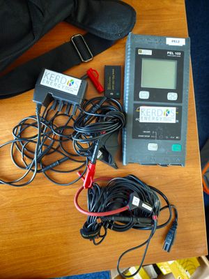 une table sur laquelle sont posés tout un tas d'appareils électroniques