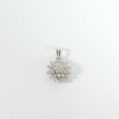 gros plan d'un pendentif en diamant sur une surface blanche