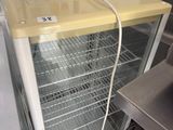 un réfrigérateur sur lequel sont posés deux cartons