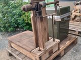 une machine posée sur une palette à l'extérieur