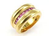 une bague en or jaune sertie de saphirs roses sur fond blanc