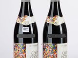 deux bouteilles de vin décorées de confettis