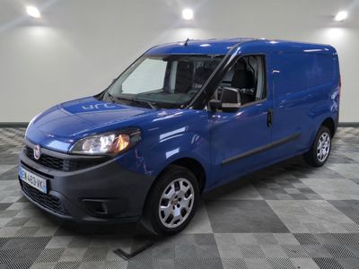 la camionnette bleue est garée sur un carrelage à carreaux