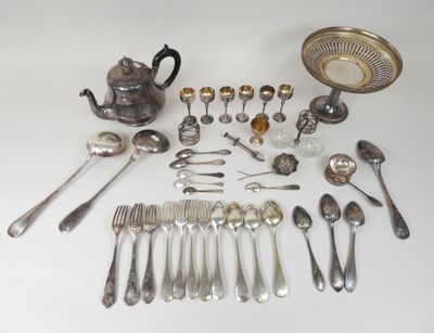 un assortiment d'argenterie comprenant des théières, des cuillères et d'autres objets