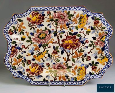 un gros plan d'une assiette décorative ornée de fleurs