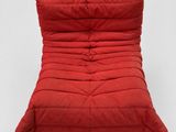 un fauteuil futon rouge sur fond blanc