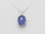 un pendentif en tanzanite et diamants, monté sur une chaîne en argent