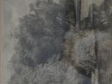 une photo en noir et blanc d'un bâtiment sur lequel figure une horloge