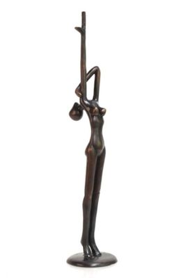statue en bronze représentant une femme tenant un oiseau sur l'épaule