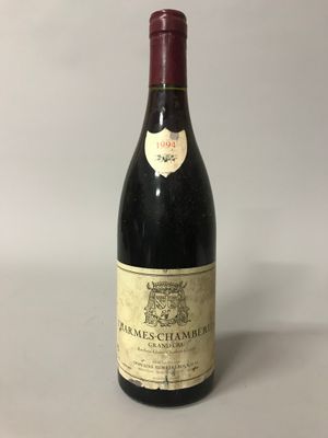 une bouteille de vin rouge posée sur une table