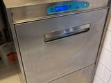 un lave-vaisselle en acier inoxydable dans un coin de la cuisine