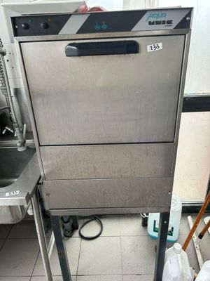 un lave-vaisselle en acier inoxydable au milieu d'une cuisine