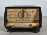 une radio à l'ancienne posée sur une table dans une pièce