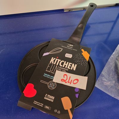 une casserole sur laquelle est collé un autocollant, posée sur une table