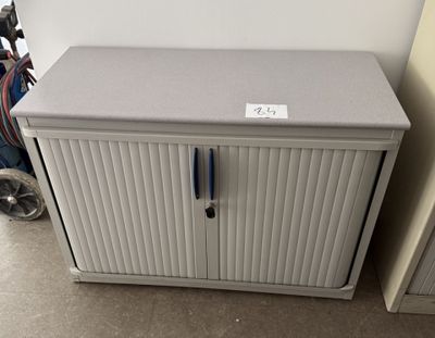 une armoire blanche munie d'une porte et d'une poignée bleue
