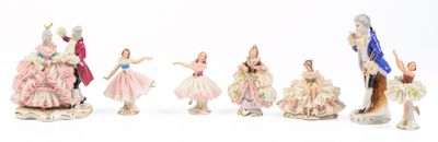 de nombreuses figurines de différentes tailles et couleurs disposées sur une surface blanche