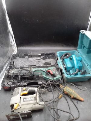 de nombreux outils à l'arrière d'un pick-up