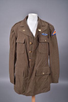 une veste marron avec un écusson bleu et rouge sur la poitrine