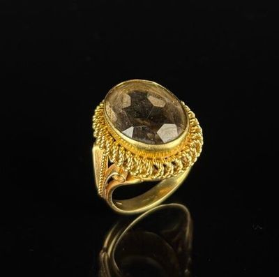 Bague en or jaune à décor de cordage et de volute, sertie d'…